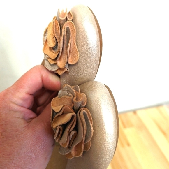 BORN Concepts BOC Ballerina Flats in light metallic gold with 3D Flowers 8.5 - Picture 8 of 10
